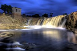 Immagine notturna di una cascata a Sioux Falls, South Dakota, USA.
