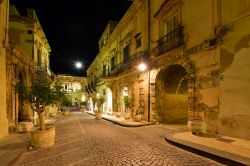 Immagine notturna di una via del centro storico di Noto - le luci della notte mettono in grande risalto gli splendidi e caldi colori che caratterizzano la città di Noto, la cui ricostruzione ...