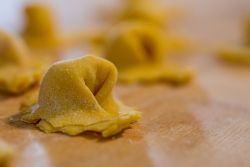 Imola si trova in Romagna e qui si possono gustare i cappelletti fatti a mano, da provare in brodo e con il ragù