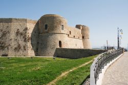 L'imponente Castello Aragonese di Ortona, in Abruzzo, fu costruito inizialmente dagli Angioini nel XIII secolo. È stato completamente restaurato negli anni '90 del Novecento - © ...