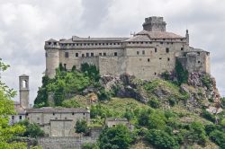 L'imponente Castello di Bardi (in provincia di Parma) in una giornata nuvolosa. Dagli anni Sessanta del Novecento il Comune ha rivalutato il castello, recuperandone le strutture e trasformandolo ...