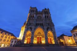 L'imponente cattedrale di Amiens, Francia, fotografata di notte. Oreintata verso ovest, la facciata dell'edificio sacro è fiancheggiata da due torri campanarie di altezza differente: ...