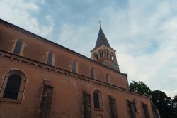 L'imponente chiesa rosso mattone nel centro della città di Cormatin, Francia.
