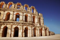 L'imponente stadio romano di El jem, un  anfiteatro conosciuto anche con il soprannome di "Colosseo della Tunisia"  - © Adisa / Shutterstock.com