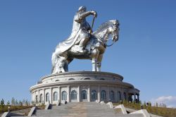 Un'imponente statua equestre dell'imperatore mongolo Genghis Khan a Ulan Bator, Mongolia.
