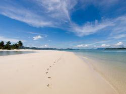 Impronte lungo una spiaggia dell'isola di Koh Yao Yai, Thailandia, Asia.
