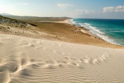 Impronte umane sulla sabbia bianca della spiaggia di Deleisha, isola di Socotra, Yemen.

