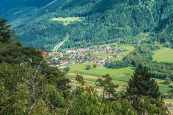 Imst, Tirolo: un suggestivo panorama dall'alto di questa località situata a breve distanza da Innsbruck, Austria.