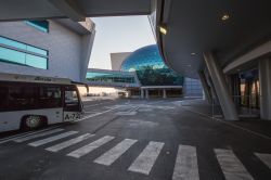 In autobus all'aeroporto di Fiumicino, lo scalo principale di Roma (Lazio) - © Yaroslav Kazakov / Shutterstock.com