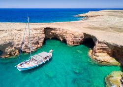 In barca alle Isole Cicladi a Koufonisia: le grotte Ksylobatis.