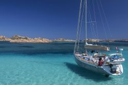 In barca tra l'arcipelago della Maddalena e la Corsica