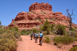 In bici alla scoperta del Red Rock State Park nei pressi di Sedona, Arizona (USA). Si tratta di un parco statale con un canyon di arenaria rossa - © meunierd / Shutterstock.com