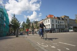In bicicletta su una pista ciclabile di Den Haag, Olanda - © YuryKara / Shutterstock.com