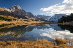 In cammino verso il monte Seceda, Santa Cristina, Val Gardena, Trentino Alto Adige. Si trova ai piedi del gruppo delle Odle.

