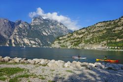 In canoa e windsurf sul lago a Riva del Garda in Trentino