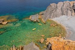 Tra le attività che si possono sperimentare nel mare limpido di Minorca, nelle Isole Baleari, ci sono anche le gite in kayak: un ottimo modo per scoprire insenature nascoste, calette ...