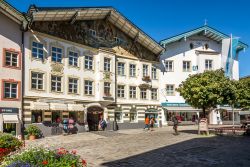 In Marktstreet a Bad Tolz, Germania. Siamo nel cuore della città dove vi è una lunga successione di case, un tempo dimore delle famiglie più ricche - © milosk50 / Shutterstock.com ...
