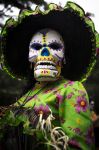 Tradizionalmente, ogni anno il Messico si prepara a dare il benvenuto ai suoi defunti colorando la morte e prendendosi gioco di lei con manifestazioni di diverso genere.
