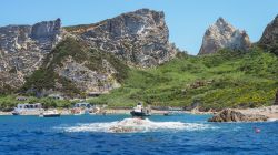 In navigazione verso l'isola di Palmarola, arcipelago delle Pontine, Lazio