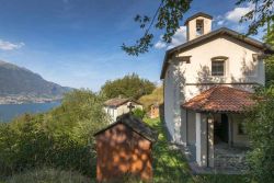 In posizione panoramica la  chiesa della santissima trinita nella frazione di Calvasino nel comune di Lezzeno, con vista sul Lago di Como - © www.triangololariano.it