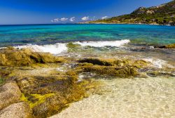 Una fotografia In riva al mare: ci troviamo nei dintorni di Cargese, in Corsica