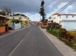 In viaggio lungo King's Highway road a Bailey Town, Bimini, arcipelago delle Bahamas. Ai lati della strada le tipiche casette colorate.
