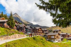 In visita al villaggio di Bettmeralp, Svizzera. Ogni anno turisti provenienti da ogni parte del mondo si recano in questa località svizzera per dedicarsi alle attività invernali ...