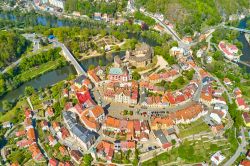 In volo con un drone sul boergo antico di Loket in Repubblica Ceca