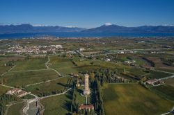 In volo da Solferino a San Martino con vista del Lago di Garda, le sue colline moreniche e le Alpi sullo sfondo