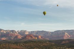 In volo sopra Sedona con una mongolfiera, Arizona, USA: un suggestivo panorama sulle rocce rosse - © Wollertz / Shutterstock.com