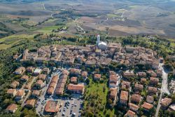 In volo sul borgo rinascimentale di Pienza in Toscana