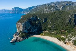 In volo sulla bella spiaggia di Cala Luna in Sardegna, siamo vicino a Dorgali, sulla costa orientale