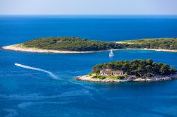 In volo sulle isole Pakleni vicino a Sveti Klement in Croazia, non lontano da Hvar