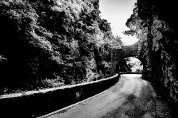 Inaugurata nel 1013 l'audace strada della Forra a Tremosine ha permesso di scoprire i paesaggi incantati della costa ovest del Lago di Garda