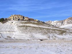 Un incantevole scenario invernale di Castelluccio di Norcia, Umbria, Italia - © starman963 / Shutterstock.com