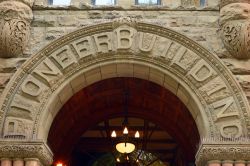 Incisione sull'arco d'ingresso dell'edificio storico Pioneer a Seattle, stato di Washington - © James Kirkikis / Shutterstock.com