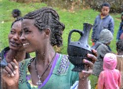 Un emozionante incontro lungo una strada di Arba Minch, Etiopia, durante una giornata di pioggia.
