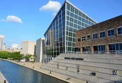 Indianapolis (Indiana): uno scorcio dell'Indiana State Museum. Oltre a mostre che vanno dai fossili alla cultura pop qui si trova un cinema IMAX, sistema di proiezione che mostra immagini ...