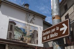 Indicazioni del Sentiero per la Val di Mello, Lombardia. Nascosta e appartata, questa vallata è avvolta da un'incantevole bellezza - © Naeblys / Shutterstock.com