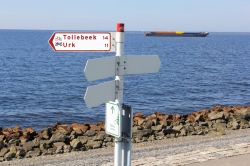 Indicazioni delle piste ciclabili per Tollebeek e Urk, Flevoland, Paesi Bassi. Siamo lungo la Flevo Route e il lago artificiale IJsselmeer, uno dei più grandi bacini d'Europa.




 ...