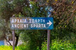 Indicazioni per l'antico sito archeologico di Sparta, Peloponneso (Grecia) - © Nataliya Nazarova / Shutterstock.com