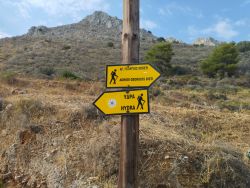 Indicazioni del sentiero che attraversa Hydra. Sull'isola non circolano né auto, né moto o biciclette.
