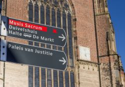 Indicazioni turistiche di fronte alla chiesa di Sant'Eusebio a Arnhem, Olanda.

