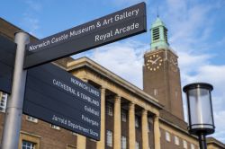 Indicazioni turistiche nel centro storico di Norwich, Norfolk (Inghilterra). Sullo sfondo, il Palazzo Municipale.

