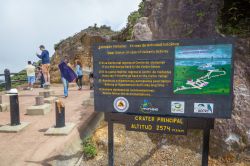 Cartello di indicazioni al vulcano Poas nei pressi di San José, Costa Rica. Situato ad appena 65 chilometri dalla capitale del Costa Rica, questo vulcano, tutelato dall'omonimo parco ...