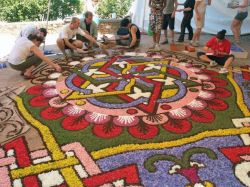 Infiorata a Pietra Ligure: la Stella di Ranzi è l'evento che accende di colore la cittadina della Rivera di ponente, in Liguria.