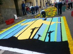 La celebre Infiorata di Tuoro sul Trasimeno in Umbria, che si svolge in occasione della festa del Corpus Domini  - © www.prolocotuorosultrasimeno.it