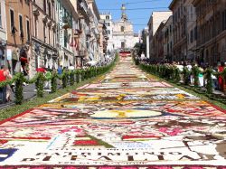 Via Belardi e l'Infiorata del Corpus Domini a Genzano di Roma - © 105379754 / Shutterstock.com