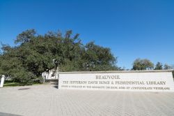 Ingresso a Beauvoir, casa e biblioteca presidenziale di Jefferson Davis a Biloxi, Mississipi, Stati Uniti. La costruzione di questa dimora storica iniziò nel 1848.
