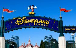 Ingresso a Disneyland Paris. Il parco di Eurodisney si trova a Marne-la-Vallée, posta a circa una trentina di km ad Est di Parigi - © aureliefrance / Shutterstock.com